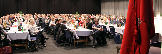 Medlemmer til ekstraordinær sammenlægningsgeneralforsamling i Messecenter Vesthimmerland.